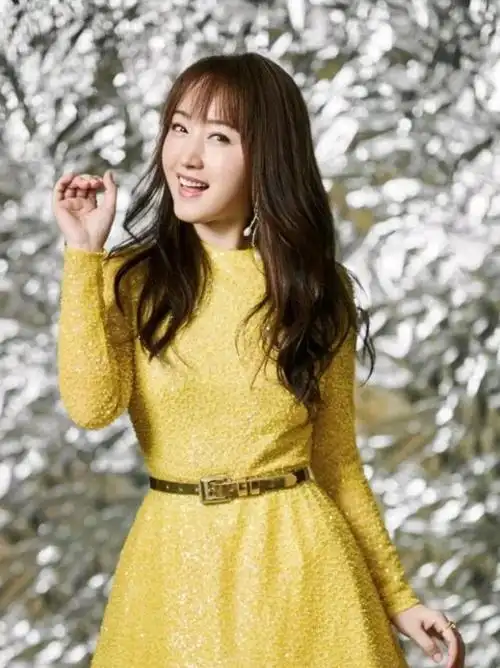 穿黄裙差点撑爆不露但很性感这就是52岁的不老女神杨钰莹