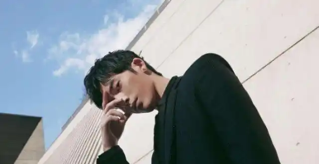 井柏然街头吸烟被拍,叼烟姿势成亮点,个人简介成"免死金牌"