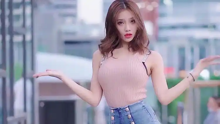 167身姿的姐姐,紧致百搭,吊带上衣更是小巧迷人!