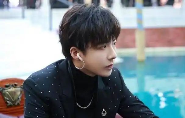 没想到的是最近"草根顶流"翻车了,有网友爆料说刘宇宁在拍摄现场吸烟