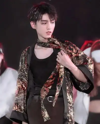 王俊凯性感锁骨图照合集 让人欲罢不能的迷人凯boss_手机搜狐网