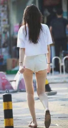 街拍:穿着超短热裤的清凉妹子,可这裤子也太短了吧