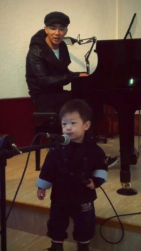 刘畊宏给儿子伴奏