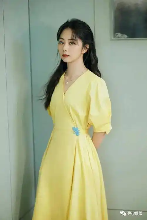 谭松韵穿"蛋黄"裙扮在逃公主,穿出清纯甜美的气质_连衣裙_女人_裙子