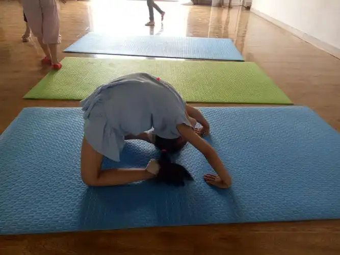 下小腰,老师说我身子太软,力度小,还要坚持每天都练习