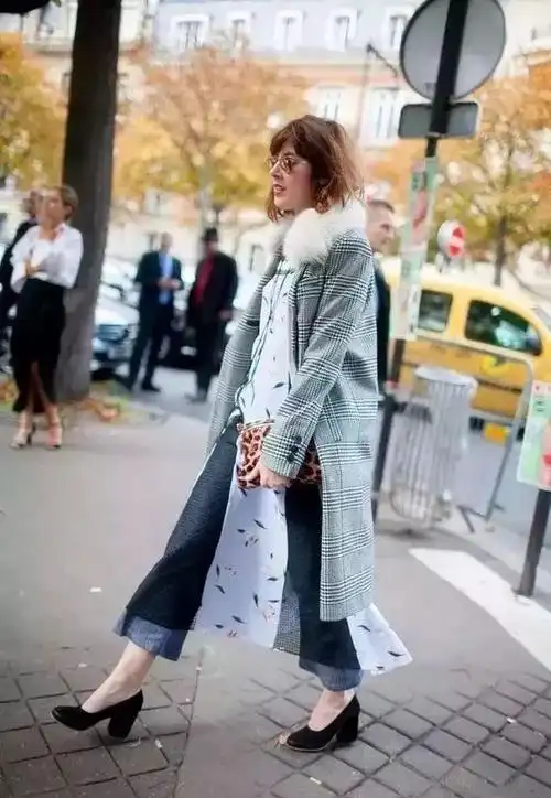 如果觉得裙子里面穿裤子的感觉很奇怪,可以穿衣个 高开叉裙,搭配裤子