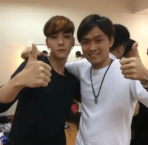 林晋诺婚礼明星齐聚!陈伟霆任伴郎上演"眼镜杀",张馨月好惊艳