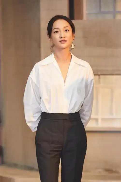 周迅44岁又怎么样,穿套裙漫步纽约时髦又俏皮,短发让她更减龄