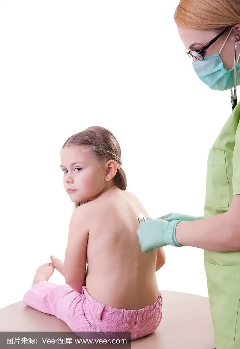 儿科医生正在检查一个小女孩