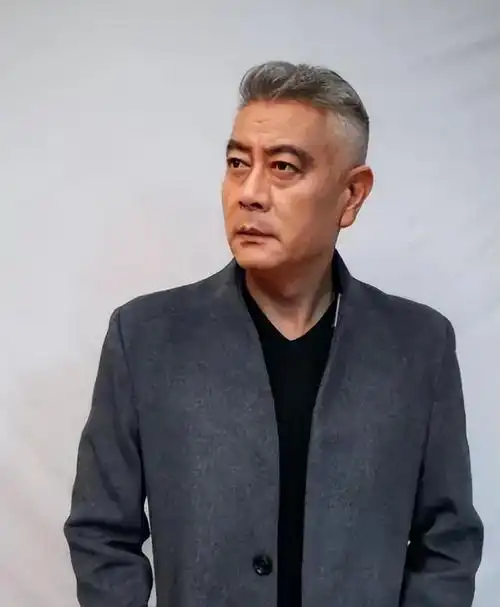 演员巫刚:离婚19年无儿无女,62岁仍单身,有陈瑾相伴余生不孤单