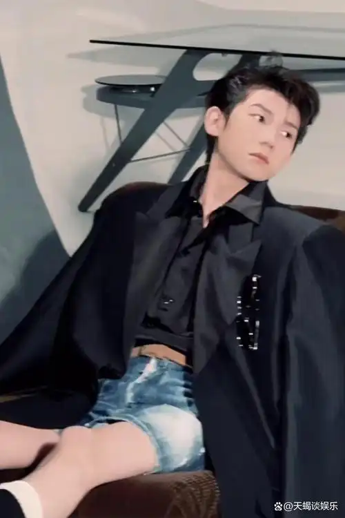 王源牛仔短裤拍摄花絮曝光,幽默调侃引粉丝热议!