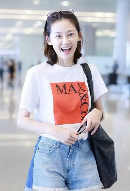 素颜的苗苗看着好清纯啊白t恤配短裤哪像是结了婚的女人