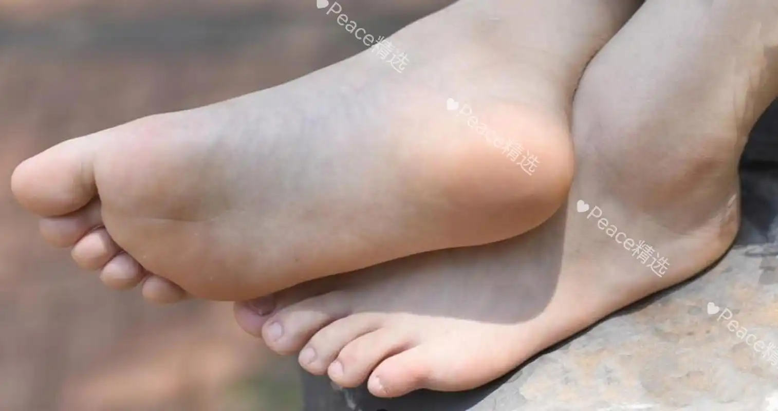 修长的脚丫,漂亮的足弓#美脚# #动态连更挑战