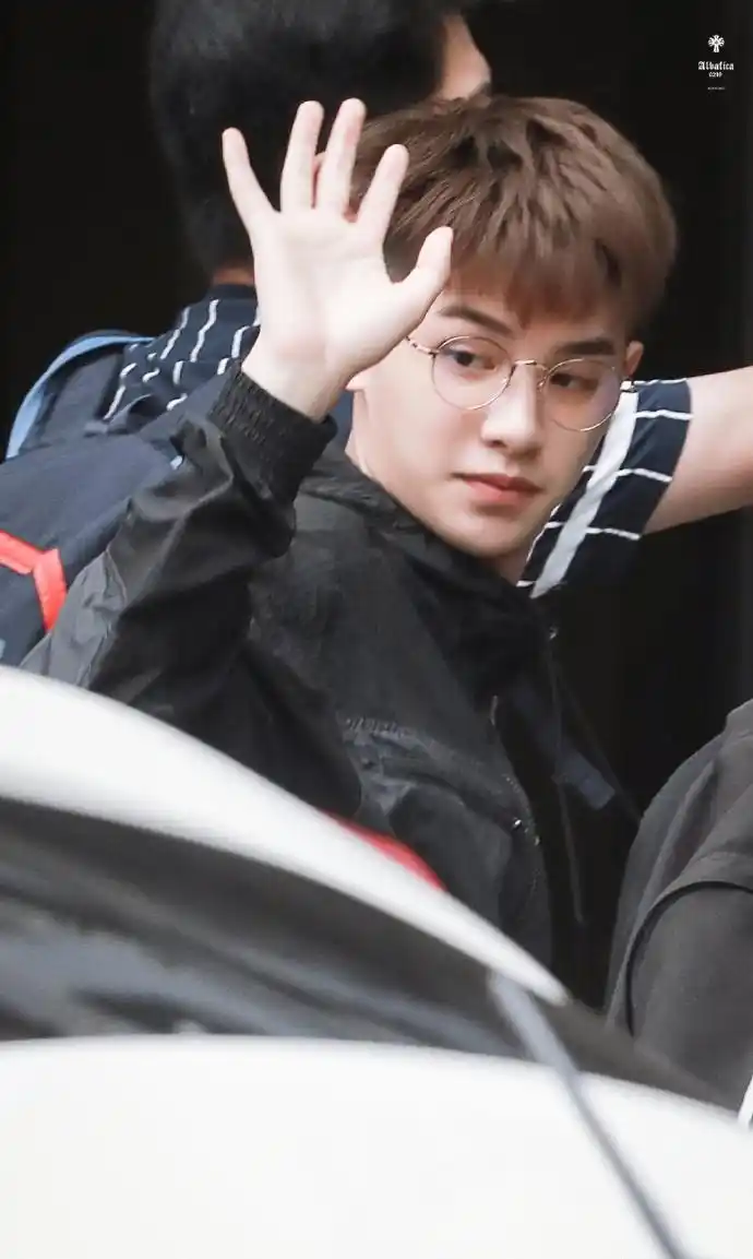 黄明昊黑色运动装配金丝眼镜发型清爽帅气少年感足