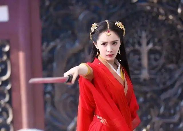 古装剧中的红衫女子:芊芊酷飒,凤九绝美,谁是你心中的红玫瑰?