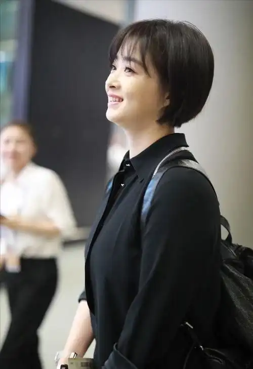 蒋欣拍小舍得剪了短发气质倒是变了不少穿黑裙真显小