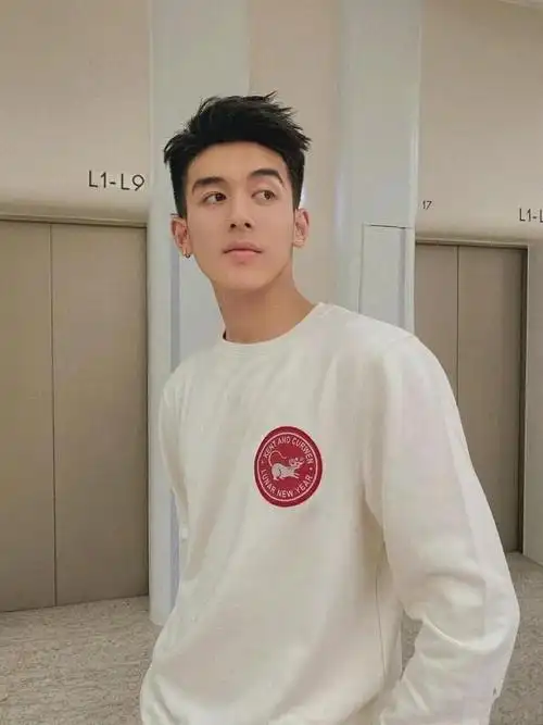 偷拍帅哥薄肌大长腿配高颜值00后校草网红老公上线