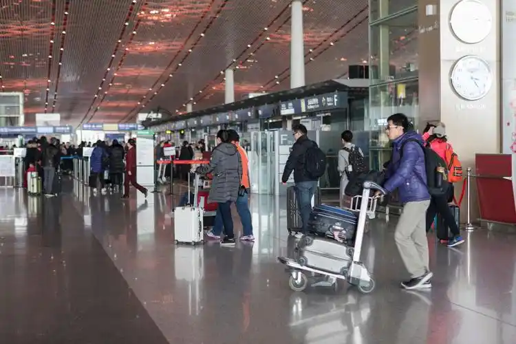 北京首都机场络绎不绝的游客