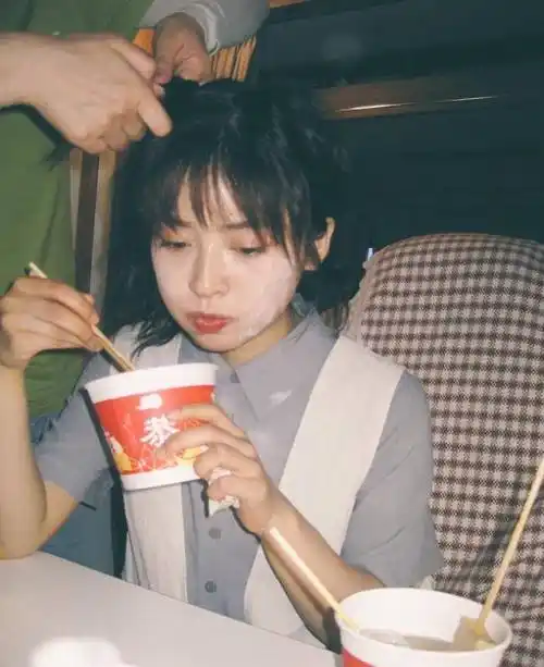 沈月早起吃饭不吃肉,谁注意桌上的饮料?