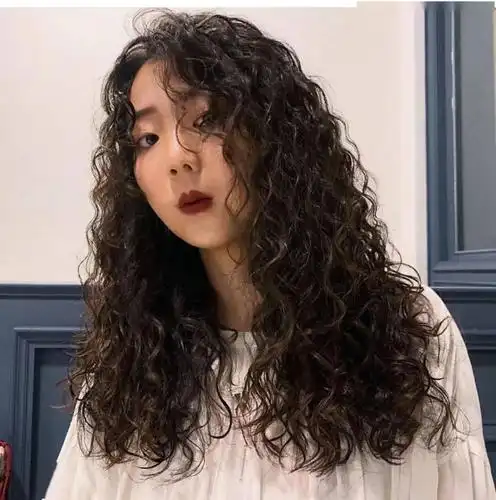 无论你是短发还是长发都可以演绎烫小卷发发型,2020年烫小卷发型也