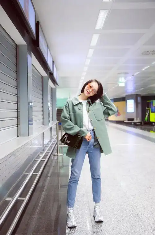 宋茜现身米兰机场 返程搭配清新又俏皮