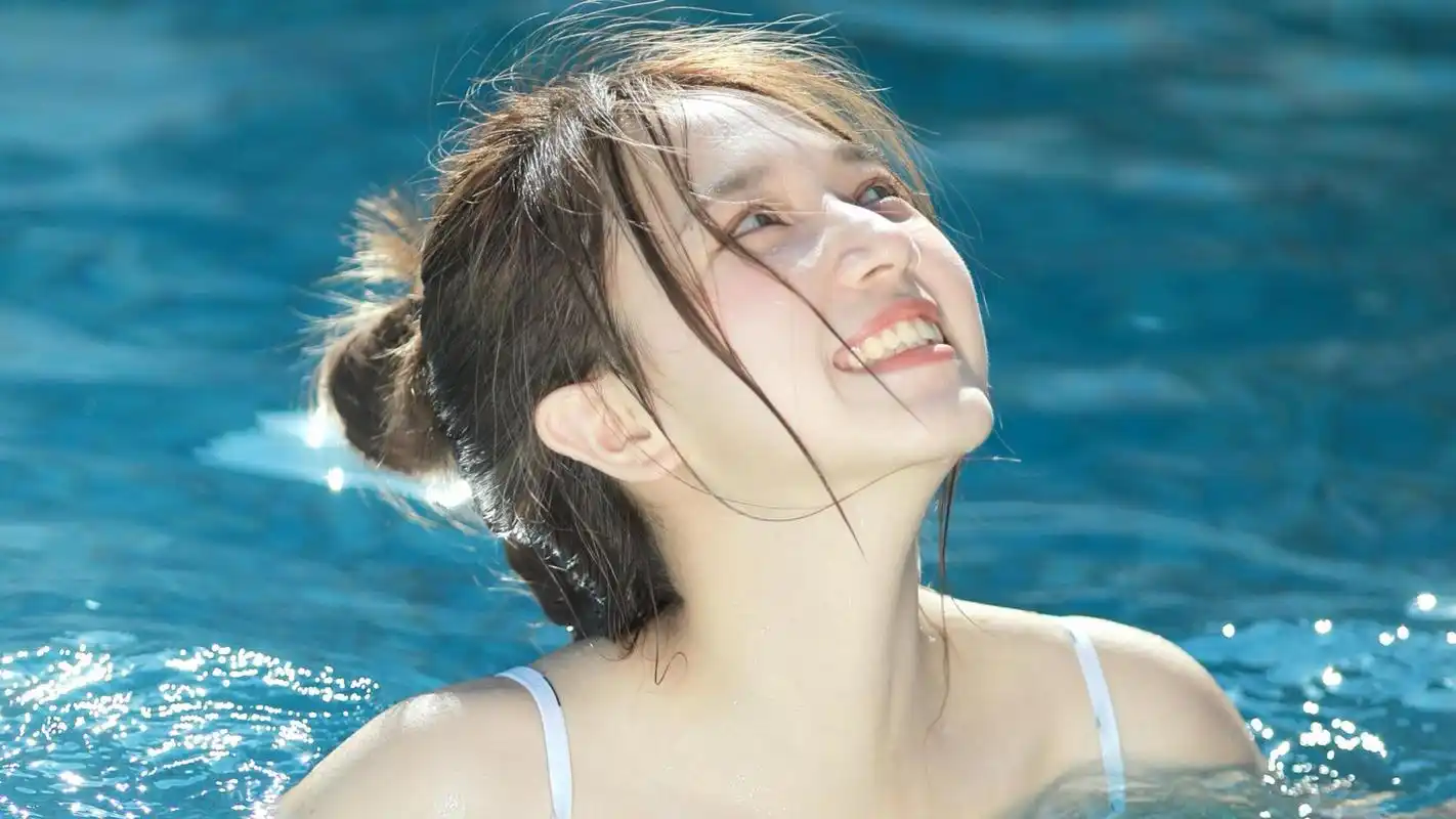 穿小清新泳装游泳的美女,天真烂漫,笑起来真好看