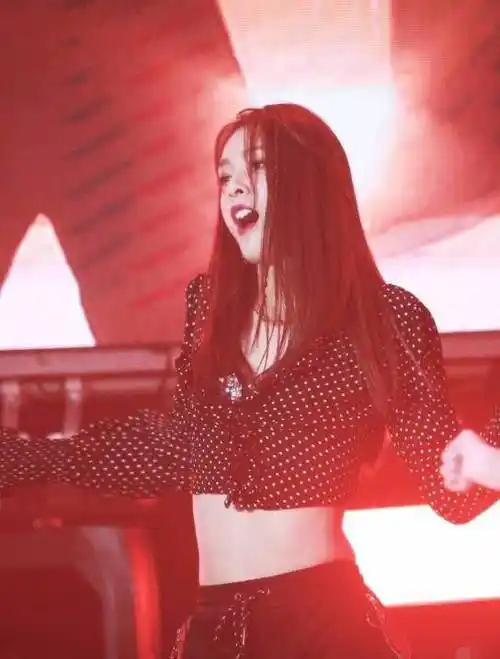 火箭少女穿衣越来越短,傅菁小蛮腰吸睛,网友:杨超越辣眼_魅力_身材