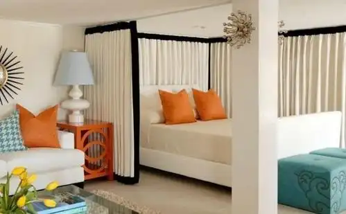 客厅空间大,用客厅隔卧室.