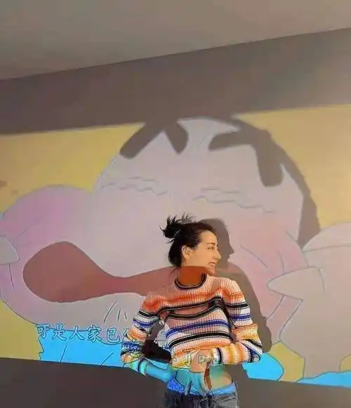 原创迪丽热巴的露脐装针织外套配老爹牛仔裤俏皮活泼又酷又飒