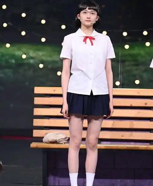 关晓彤拍油画照一顿操作后看清她画的成果还没我乱涂的好看