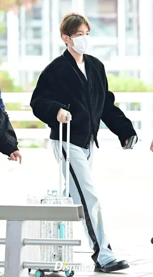 超话@baekhyunee7#边伯贤#bbh bbx231103【dispatch/newsen】仁川机场
