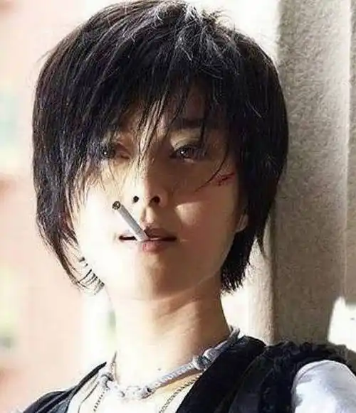 娱乐圈抽烟的女星范冰冰迷人赵薇熟练最美的不是刘亦菲