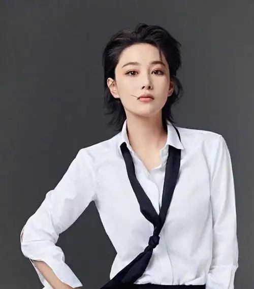 张馨予晒短发大片学渣短发真好看换上一身西装攻气十足