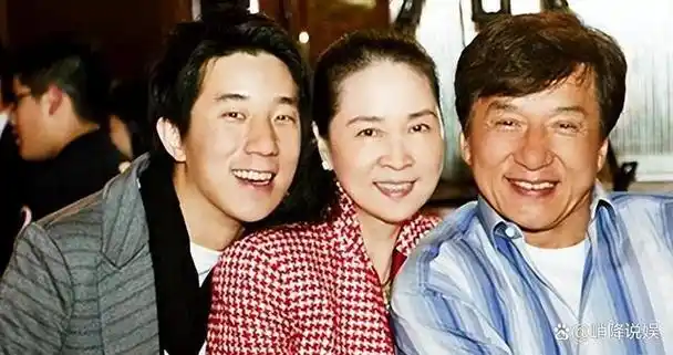 白发,眼神无光,成龙现状令人唏嘘,但还有更糟糕的事情正在发生