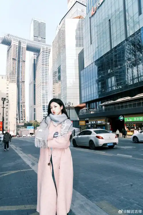 和平精英美女主持吉祥晒照重庆会惩罚每一个嘴硬的人俺滴膝盖呀