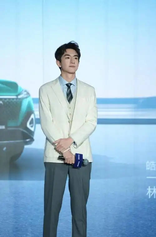 小鲜肉丢脸丢到国外,连肌肉都是假的|吴磊|赵丽颖|李兰迪|迪丽热巴