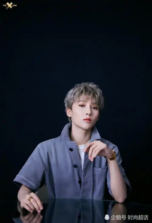 the9刘雨昕,身穿dior牛仔连体套装搭白t,时髦有型,又酷又飒