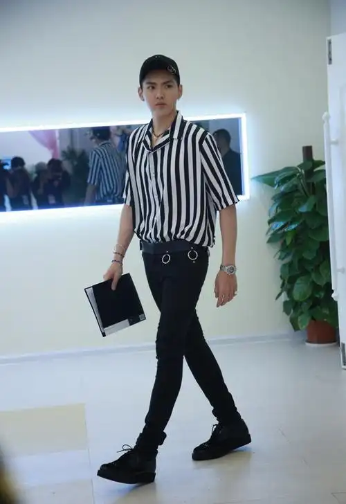 吴亦凡惨遭出卖床照疑似曝光是什么节奏