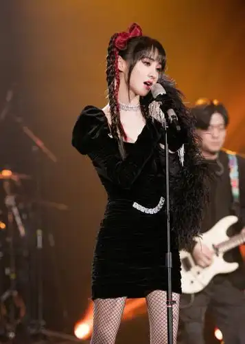 新晋花旦郑爽亮相春节晚会,炫酷十足绽放别样魅力