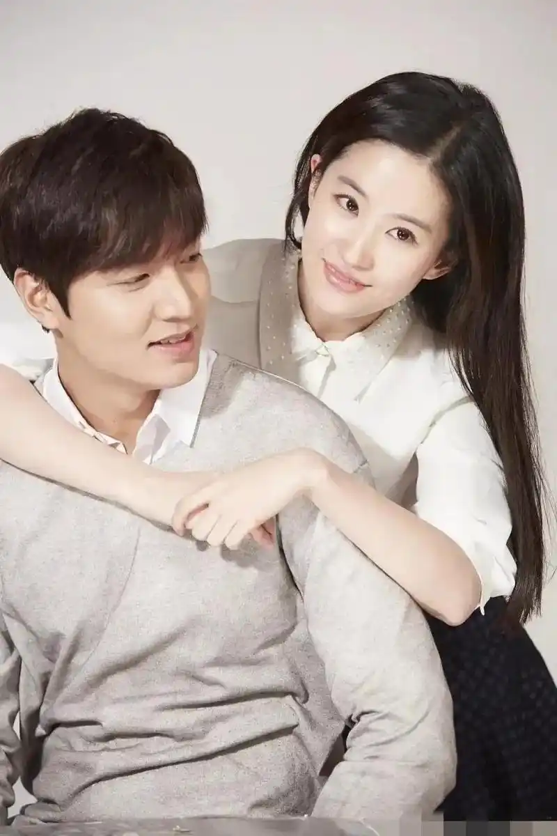 李敏镐五官立体精致,身材高挑有型,和孙艺珍两人挽着手,虽然个子相