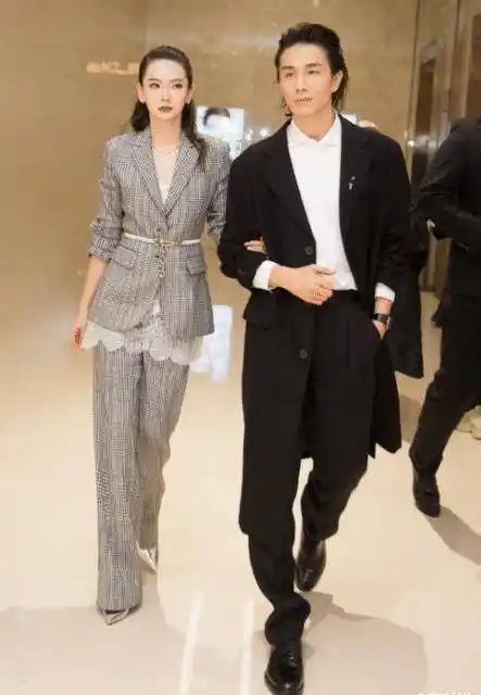 原创有种基因叫戚薇女儿5岁学妈妈化妆最新自拍照太可爱