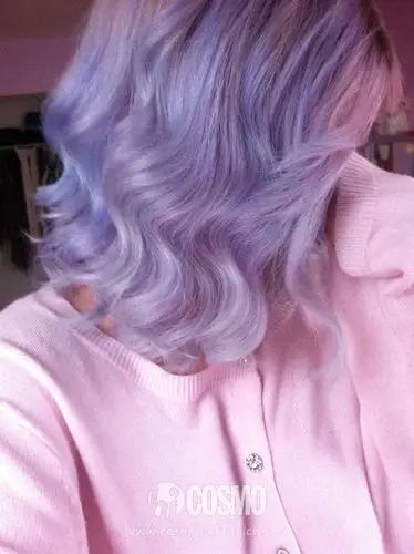 紫色挑染可以放心尝试如果之前没有尝试过染发,或者也不敢大面积去染