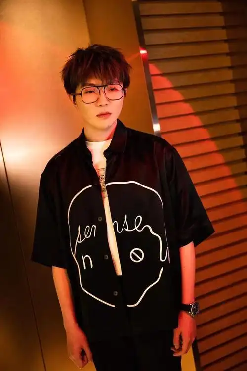 组图:毛不易新浪扫楼送龟苓膏黑芝麻 电梯间大片曝光