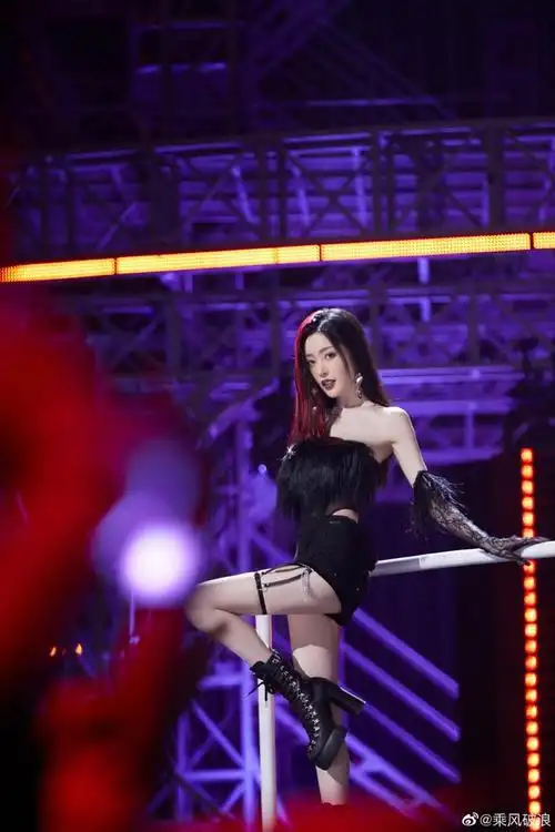 把土味艳红穿出热烈性感风,张天爱不愧是浪姐颜霸,美背太吸睛|长卷发