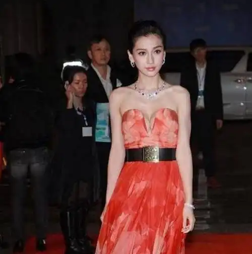 杨颖身材遭质疑胸有可能是假的孩子吃不到放心奶黄晓明慌了