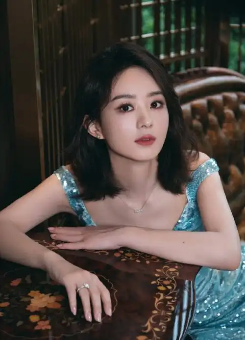 赵丽颖蓝色亮片波光裙