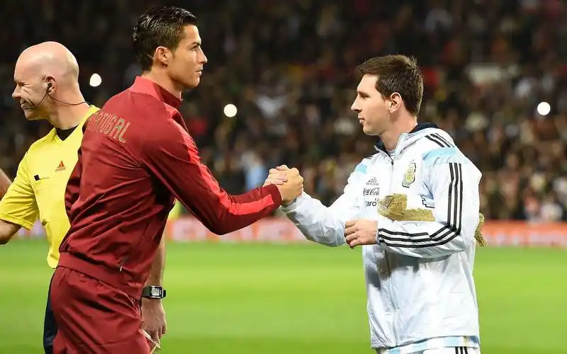 看完泪目了!足坛巨星惺惺相惜的瞬间 梅西c罗无愧绝代双骄