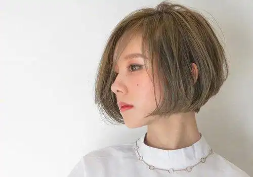 女生偏分内扣短发发型