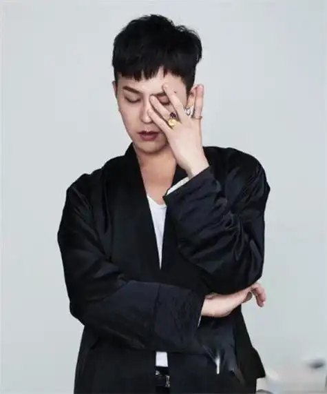 大概只有这样的男生才可以驾驭的发型了,一边露耳设计,一边长刘海垂坠