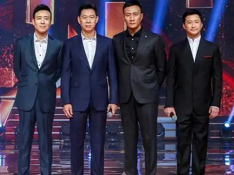 照片中胡军站在四人中间,身高185cm的胡军显得比他们几个都要高出一截